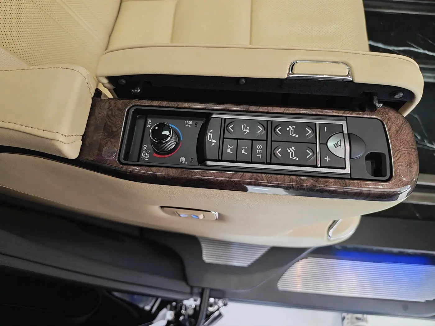 Toyota Alphard 2023 — Photo 13/20