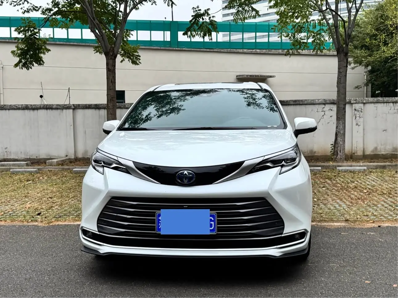 Toyota Sienna 2023 — Şəkil 2/10