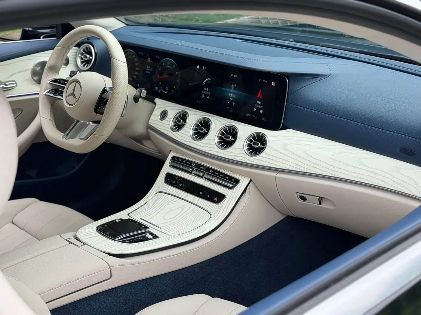 Mercedes-Benz E-Class 2022 — Photo 7/18