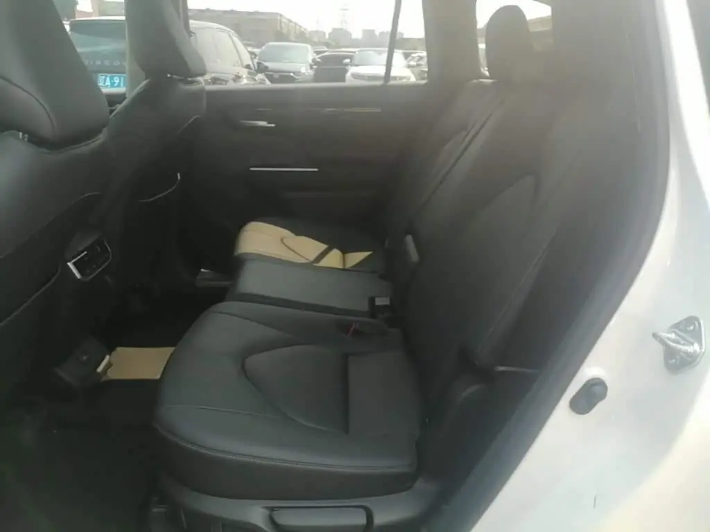 Toyota Highlander 2023 — Photo 17/20