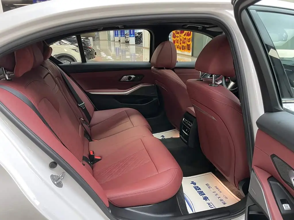 BMW 3 Series 2024 — Photo 18/20