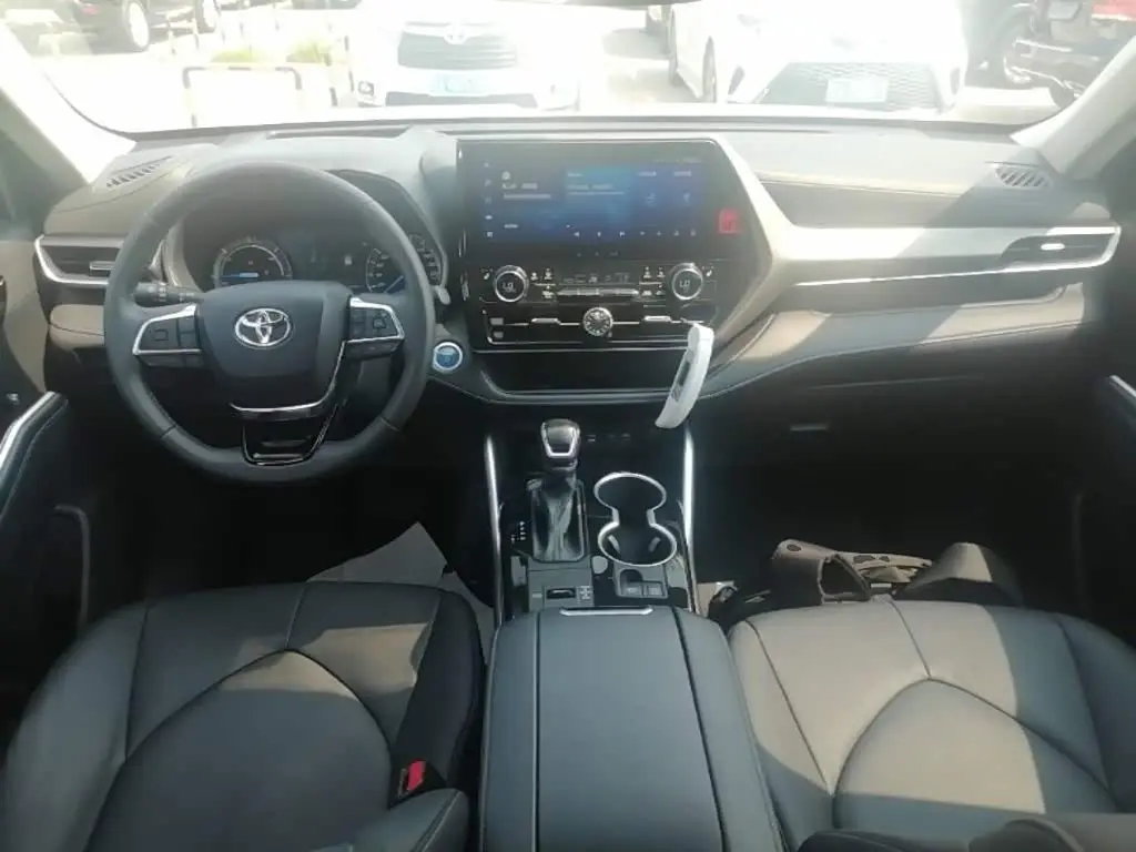 Toyota Highlander 2023 — Photo 10/20