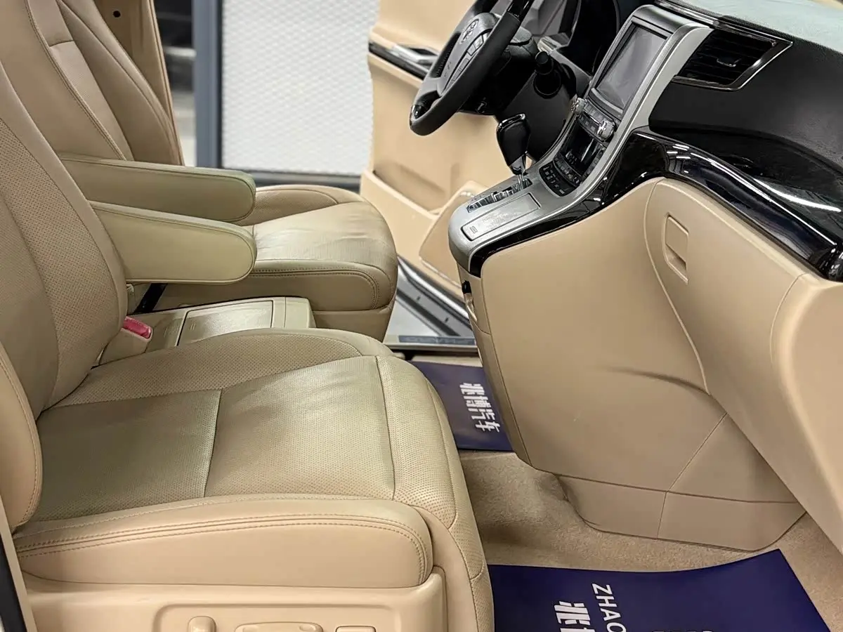 Toyota Alphard 2012 — Photo 18/20