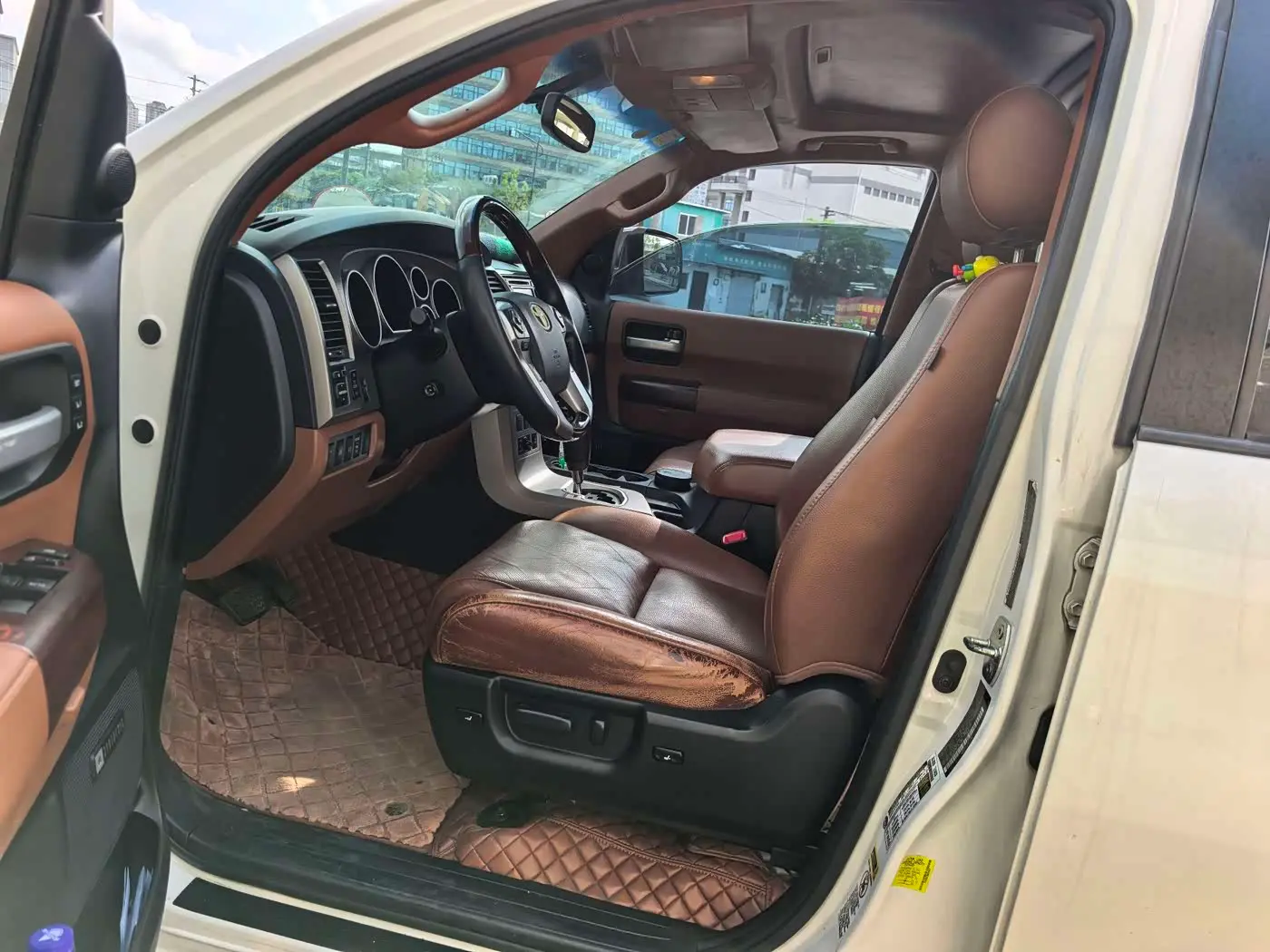 Toyota Sequoia 2014 — Photo 6/11