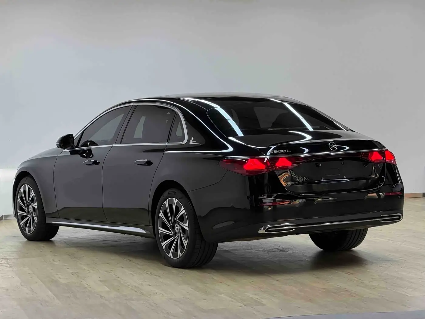 Mercedes-Benz E-Class 2025 — Photo 18/20