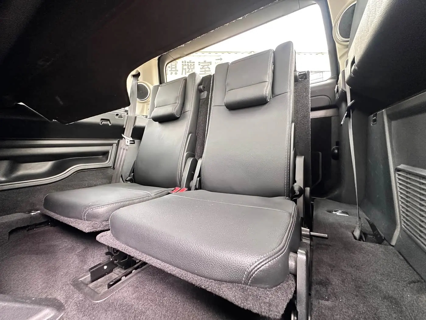 Land Rover Discovery 2015 — Photo 18/20