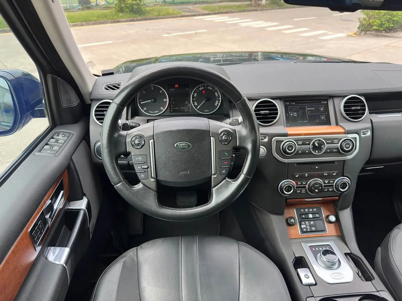 Land Rover Discovery 2015 — Photo 15/20