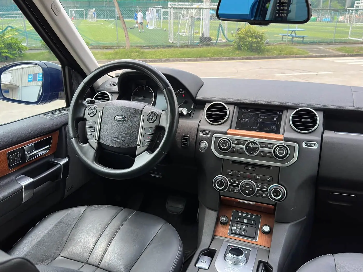 Land Rover Discovery 2015 — Photo 13/20