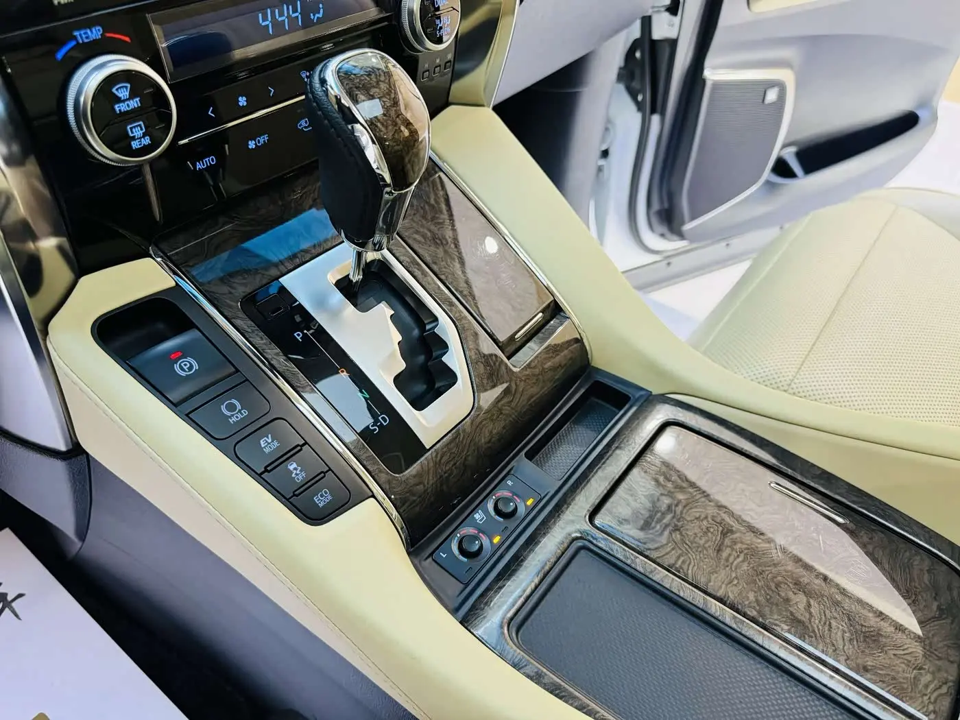 Toyota Vellfire 2023 — Şəkil 5/17