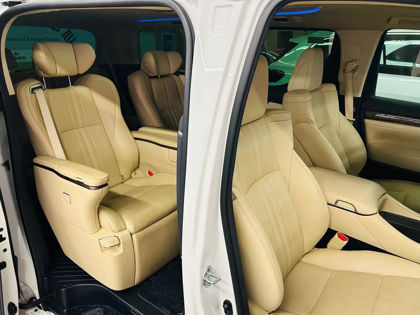 Toyota Alphard 2022 — Photo 17/20