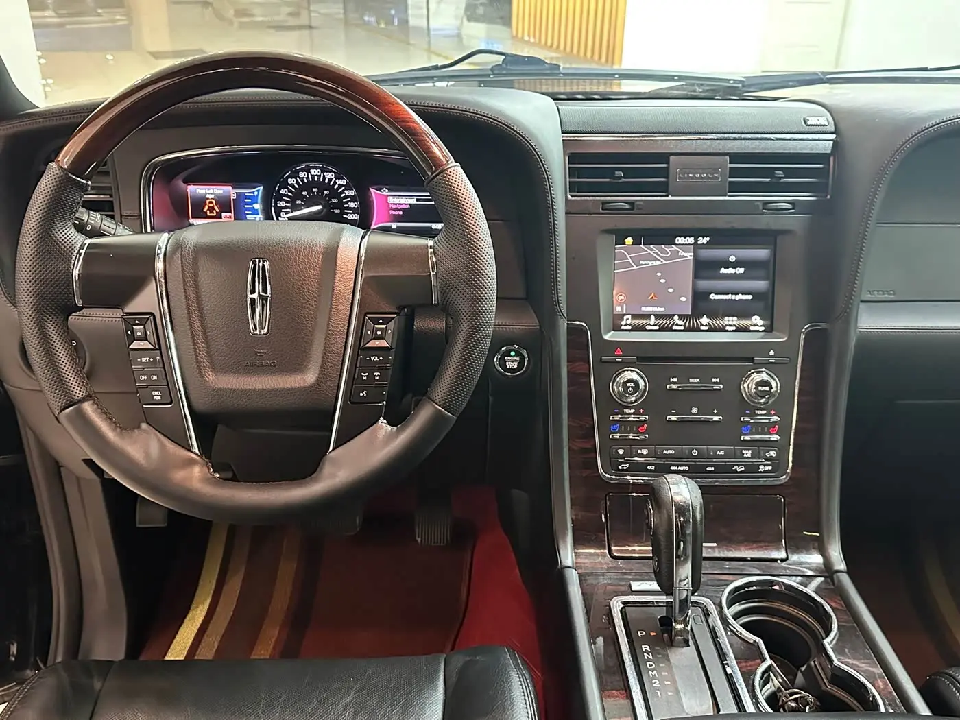 Lincoln Navigator 2017 — Photo 12/20