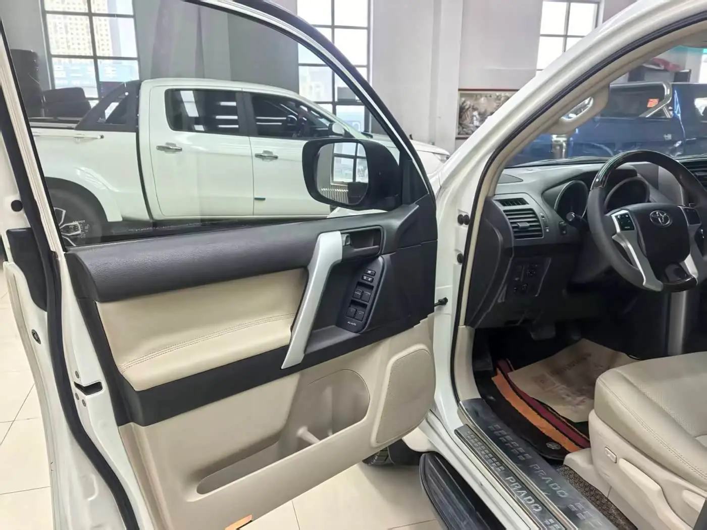 Toyota Prado 2012 — Photo 7/16