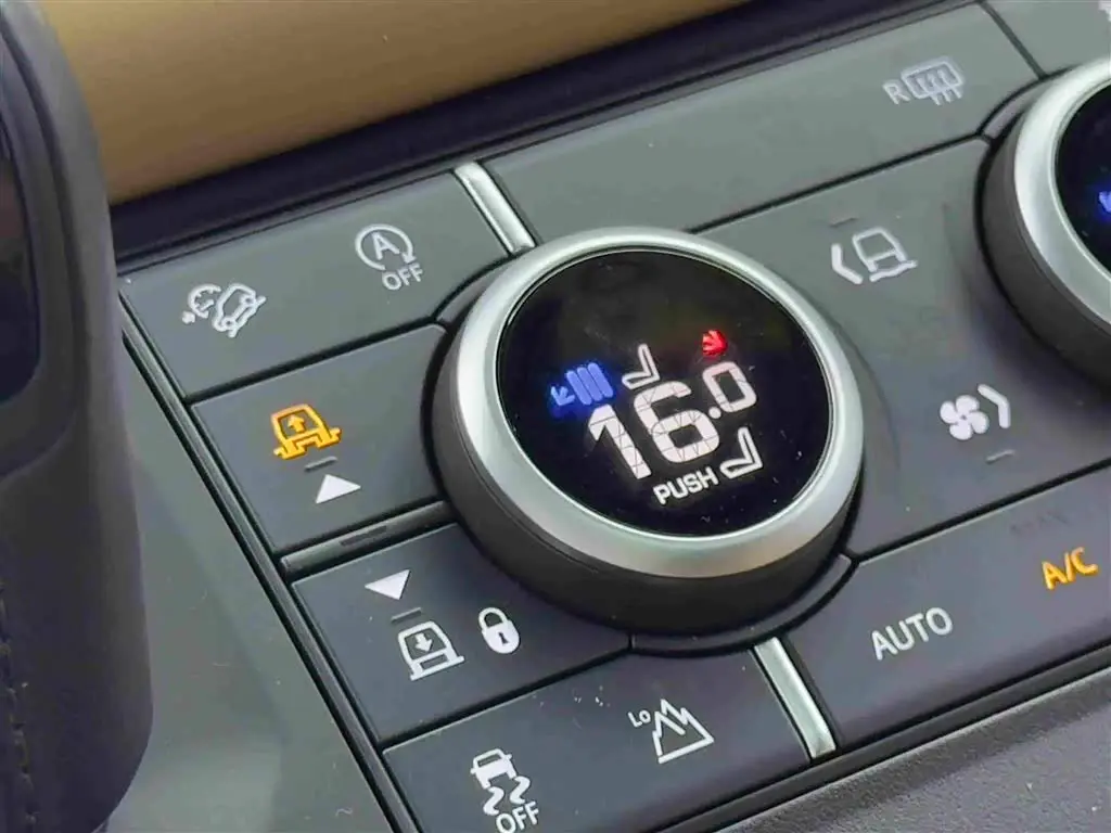 Land Rover Defender 2024 — Фото 16/17
