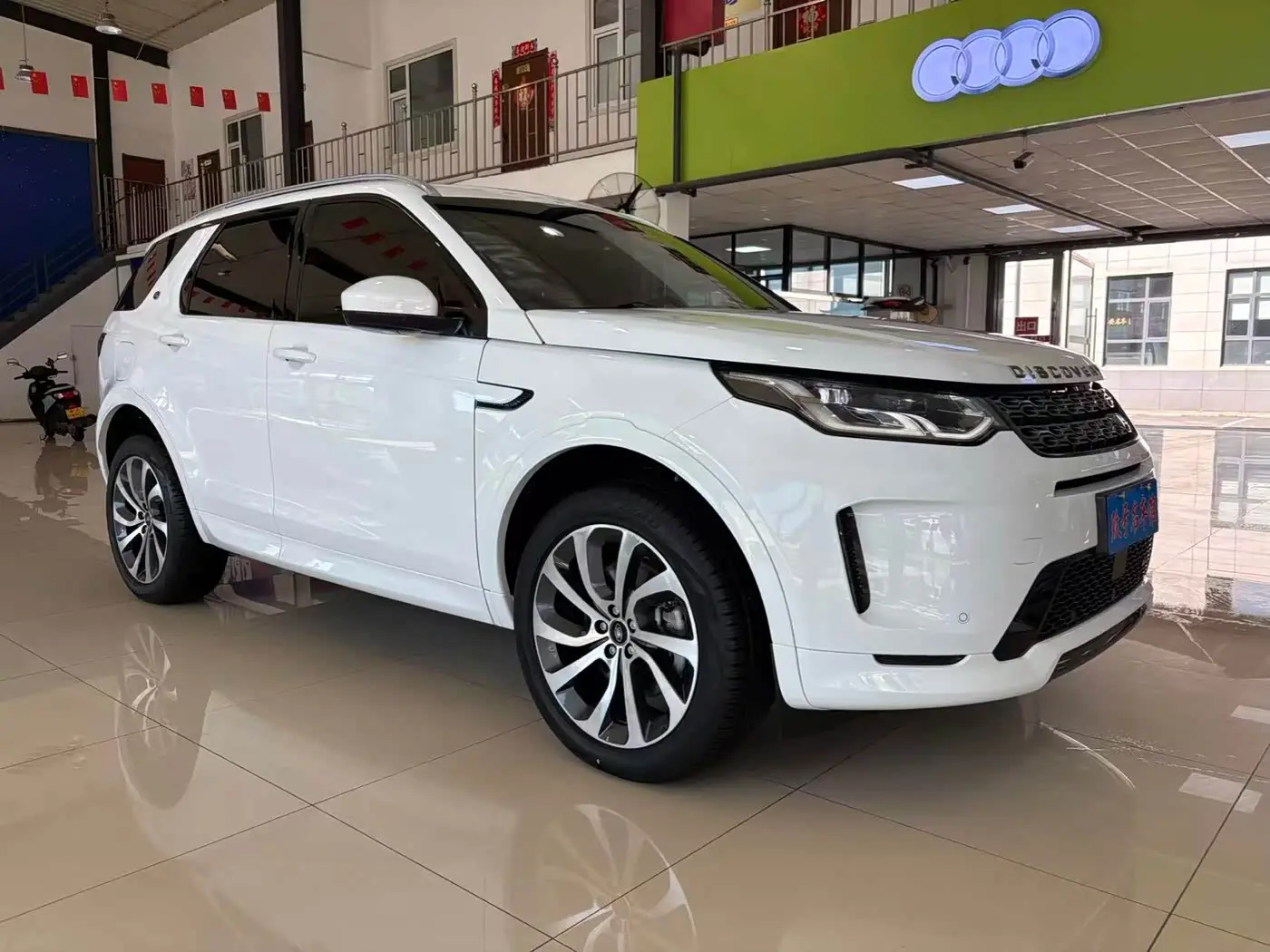 Land Rover Discovery Sport 2023 — Фото 1/15