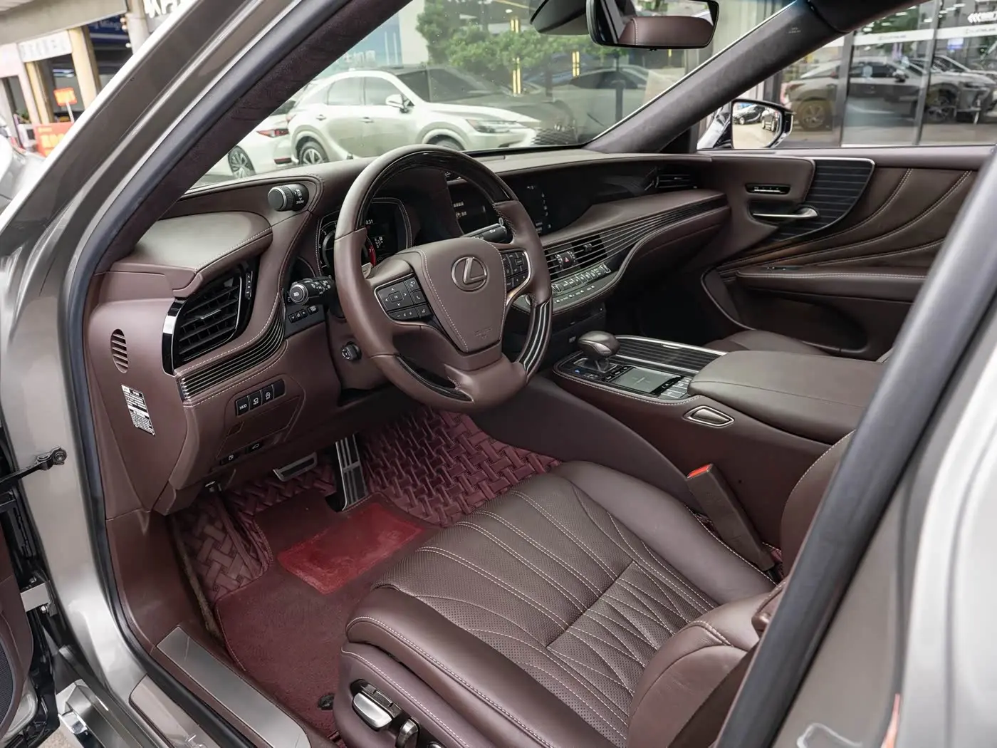 Lexus LS 2018 — Photo 9/20
