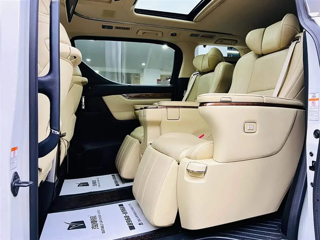 Toyota Alphard 2017 — Photo 15/17