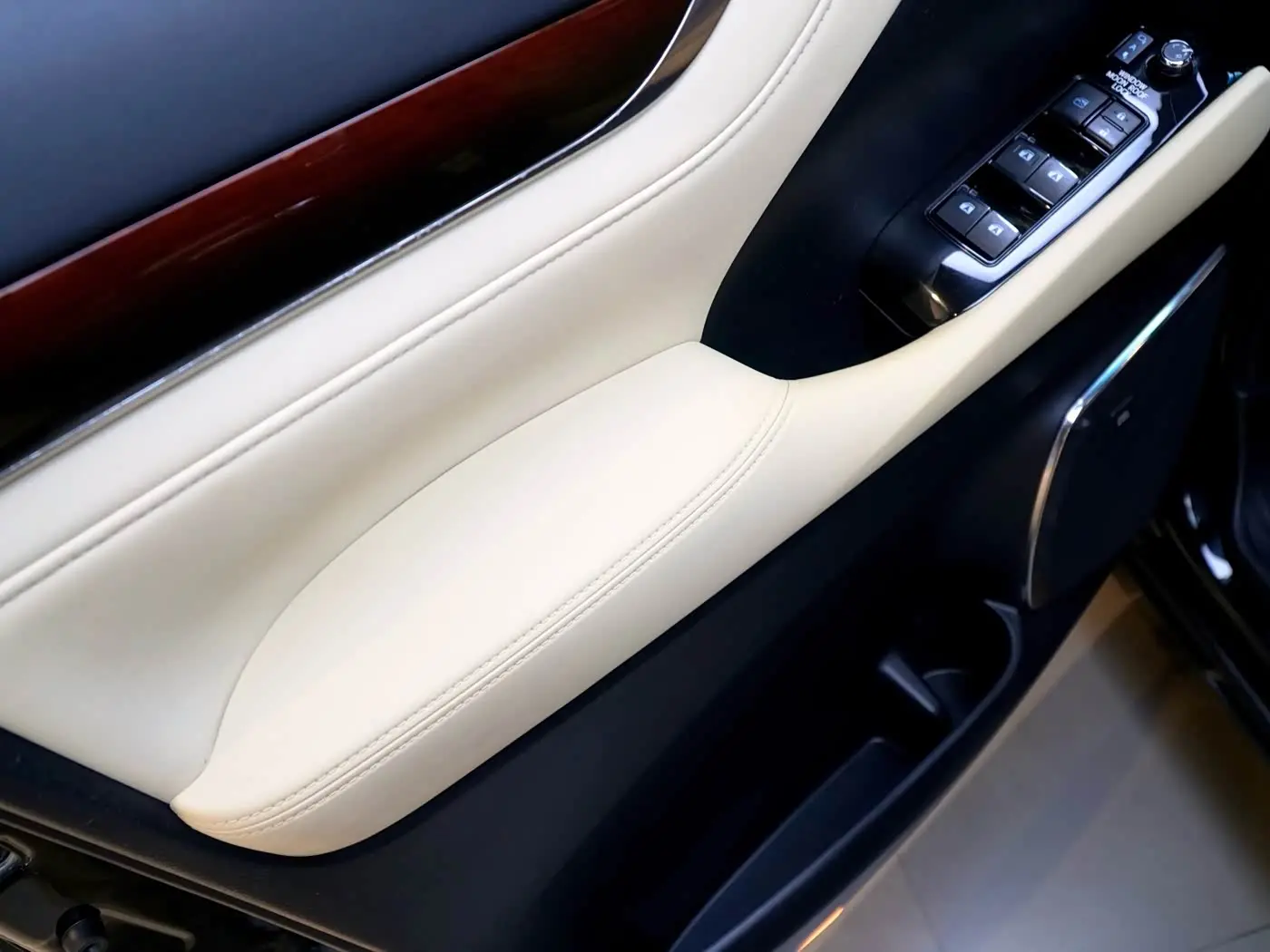 Toyota Alphard 2016 — Photo 14/20