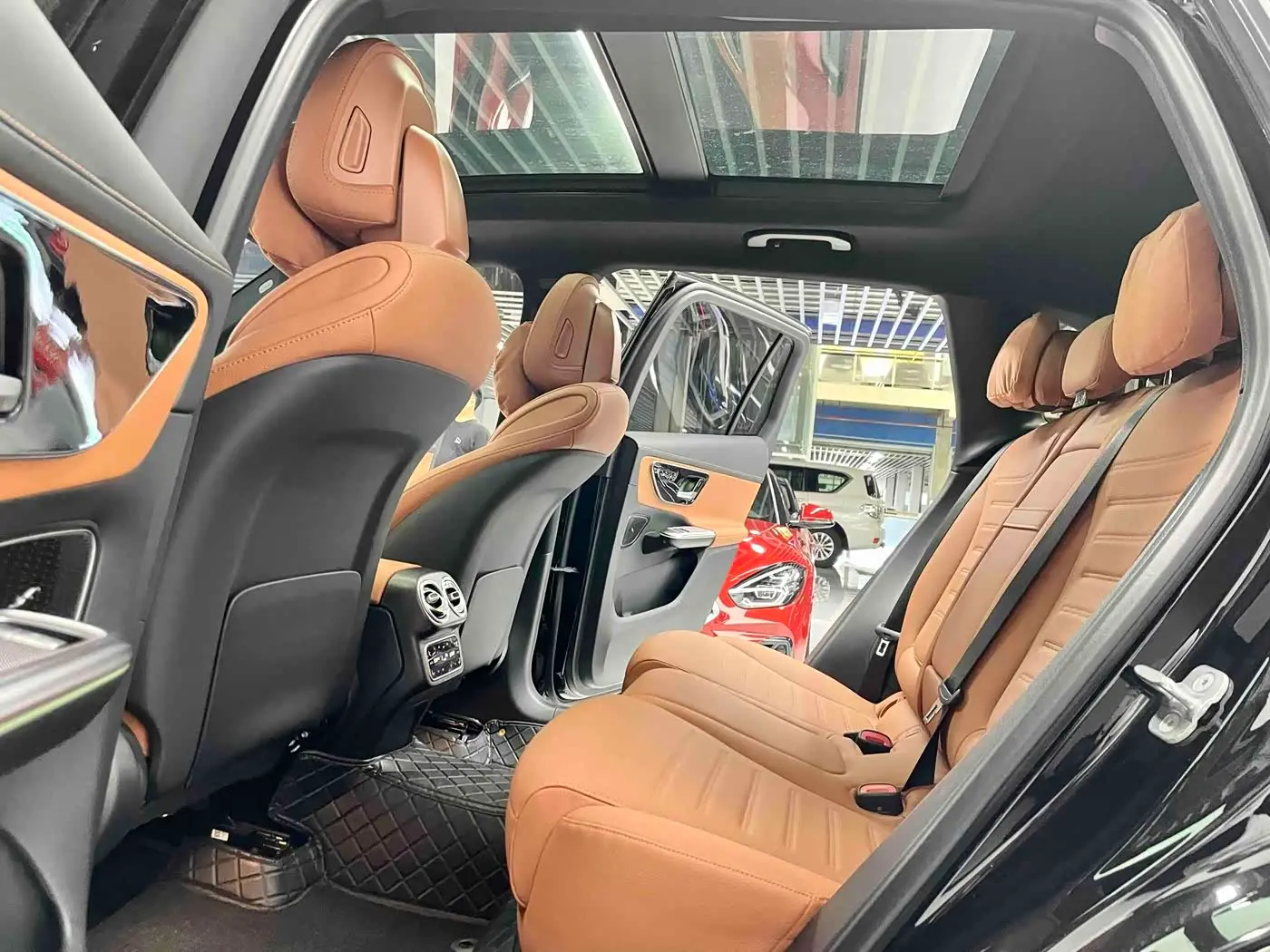 Mercedes-Benz GLC 2024 — Photo 9/17