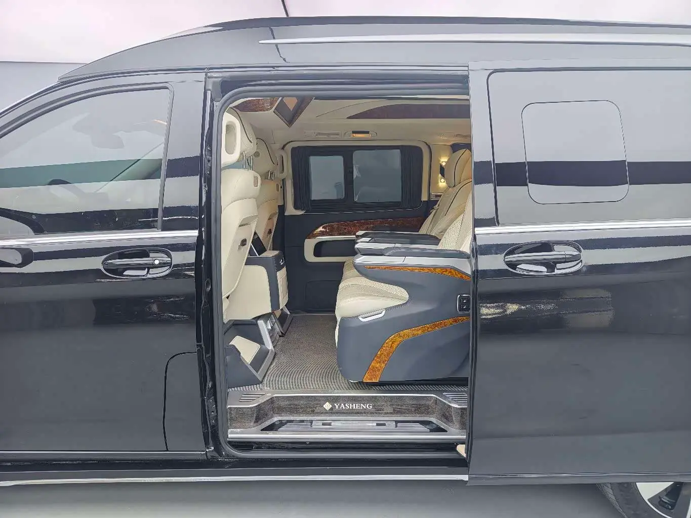 Mercedes-Benz V-Class 2024 — Photo 14/20
