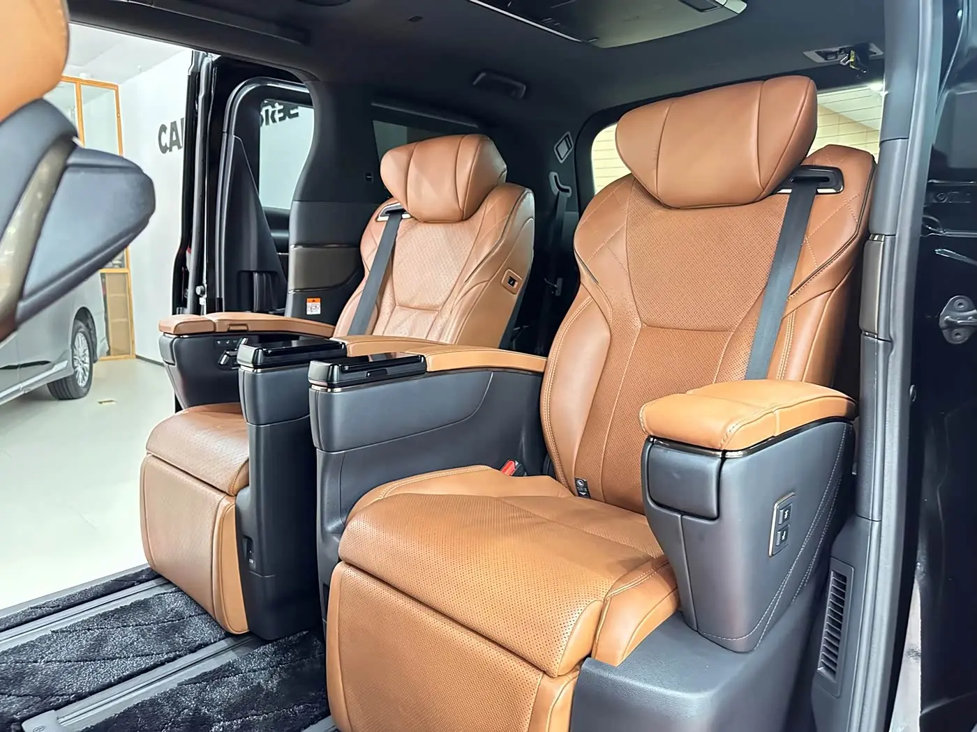Toyota Alphard 2023 — Photo 11/12