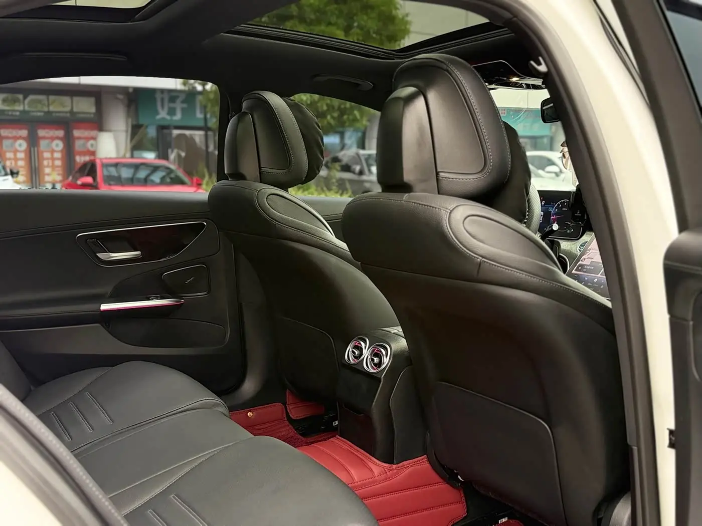 Mercedes-Benz C-Class 2024 — Photo 12/17