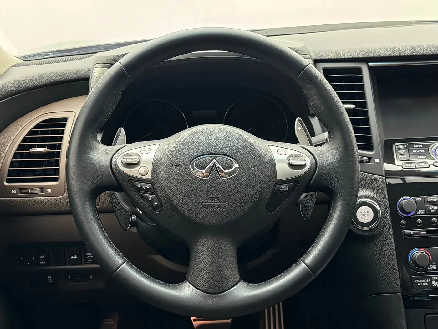 Infiniti QX70 2014 — Photo 16/18
