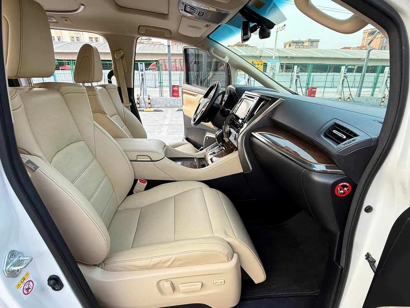 Toyota Alphard 2017 — Photo 7/12