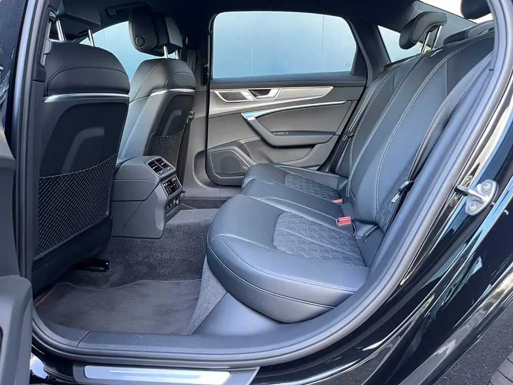 Audi A6L 2025 — Photo 8/17