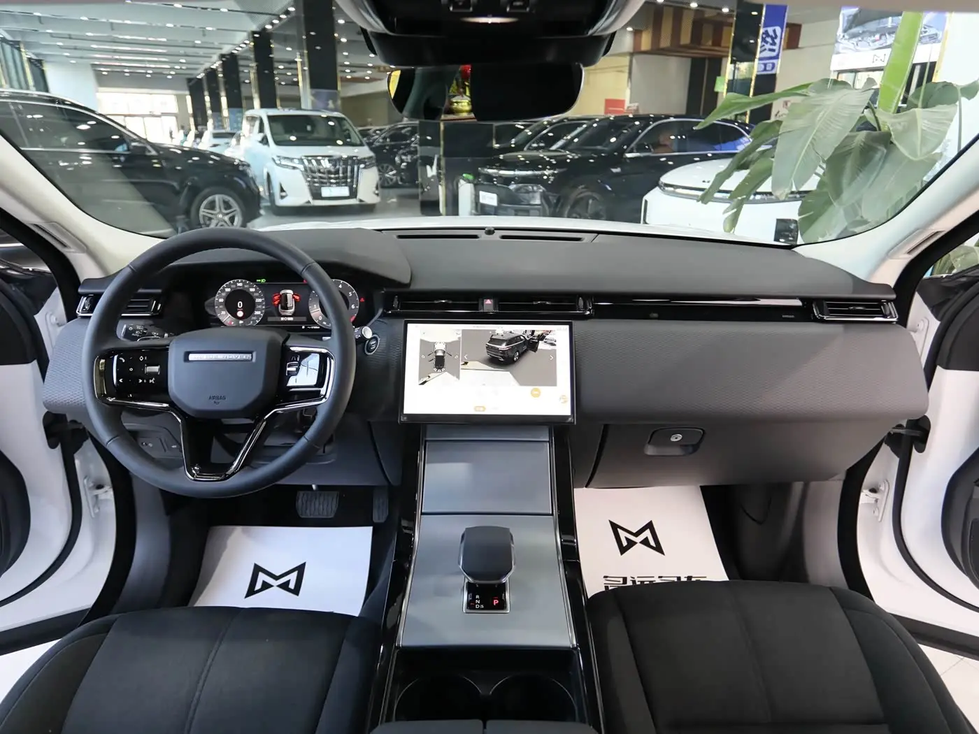 Land Rover Range Rover Velar 2024 — Photo 11/17