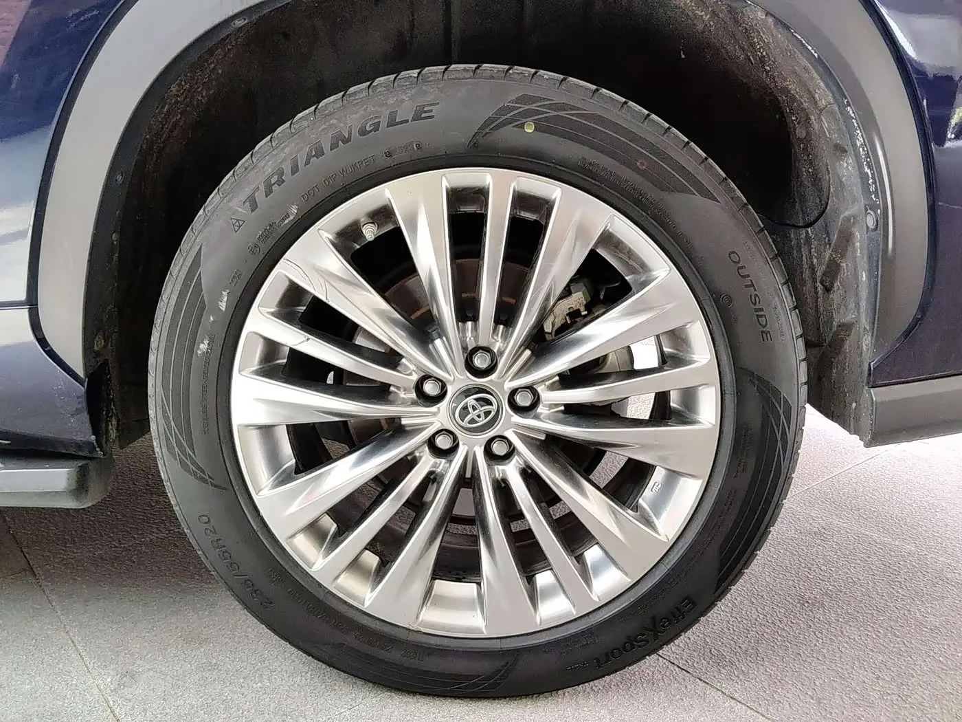 Toyota Highlander 2021 — Photo 16/18