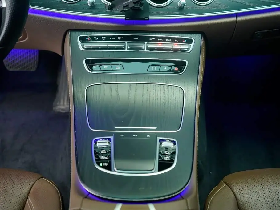 Mercedes-Benz E-Class 2021 — Photo 18/20