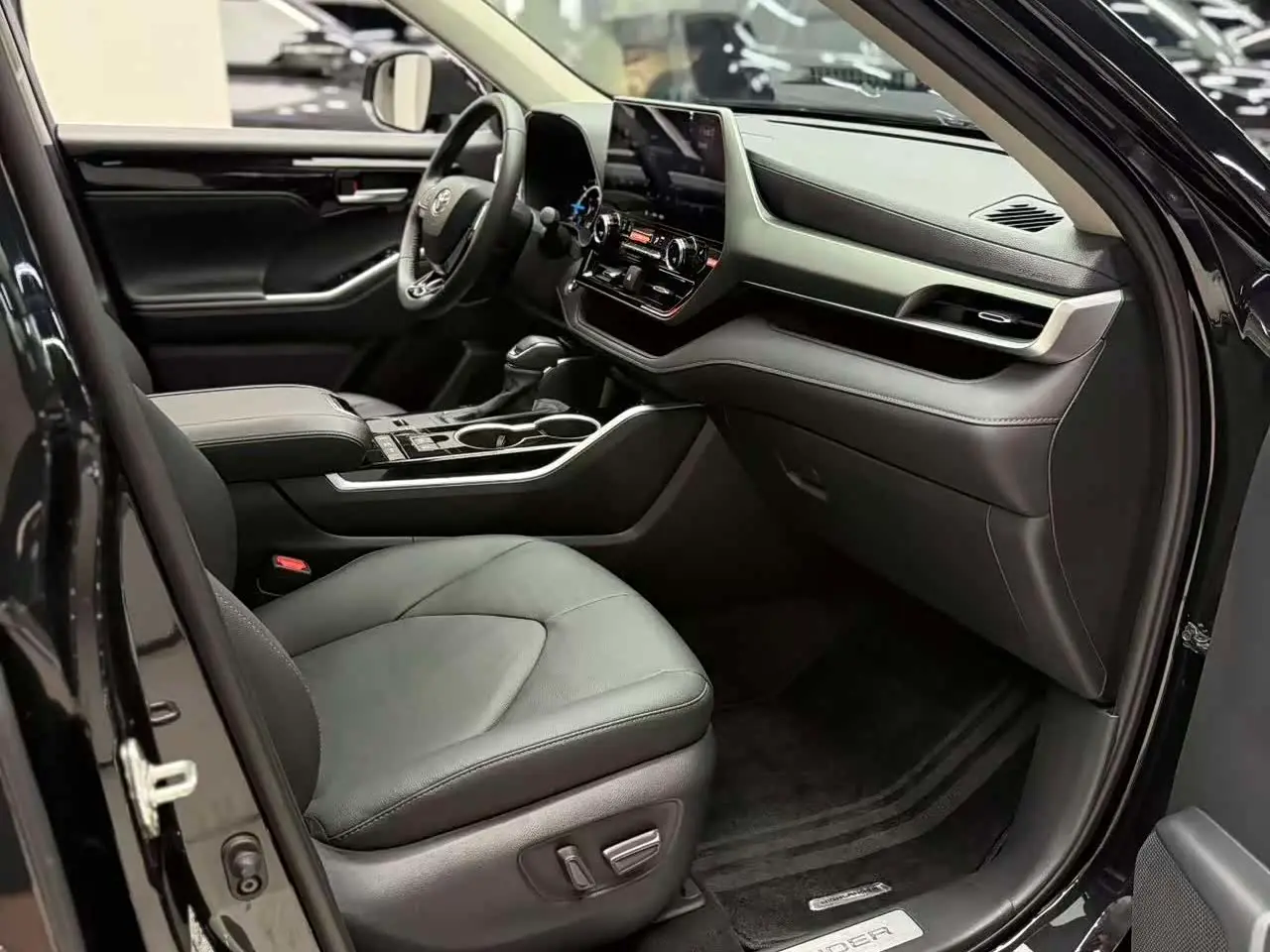 Toyota Highlander 2023 — Photo 4/13