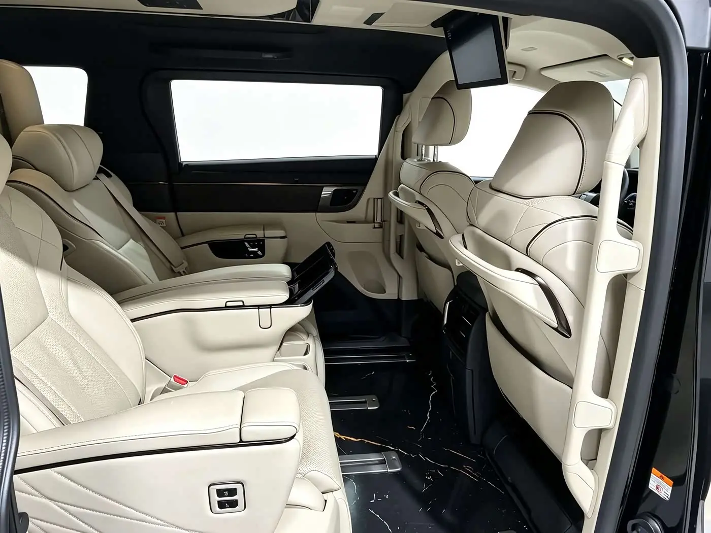 Toyota Vellfire 2023 — Photo 6/10