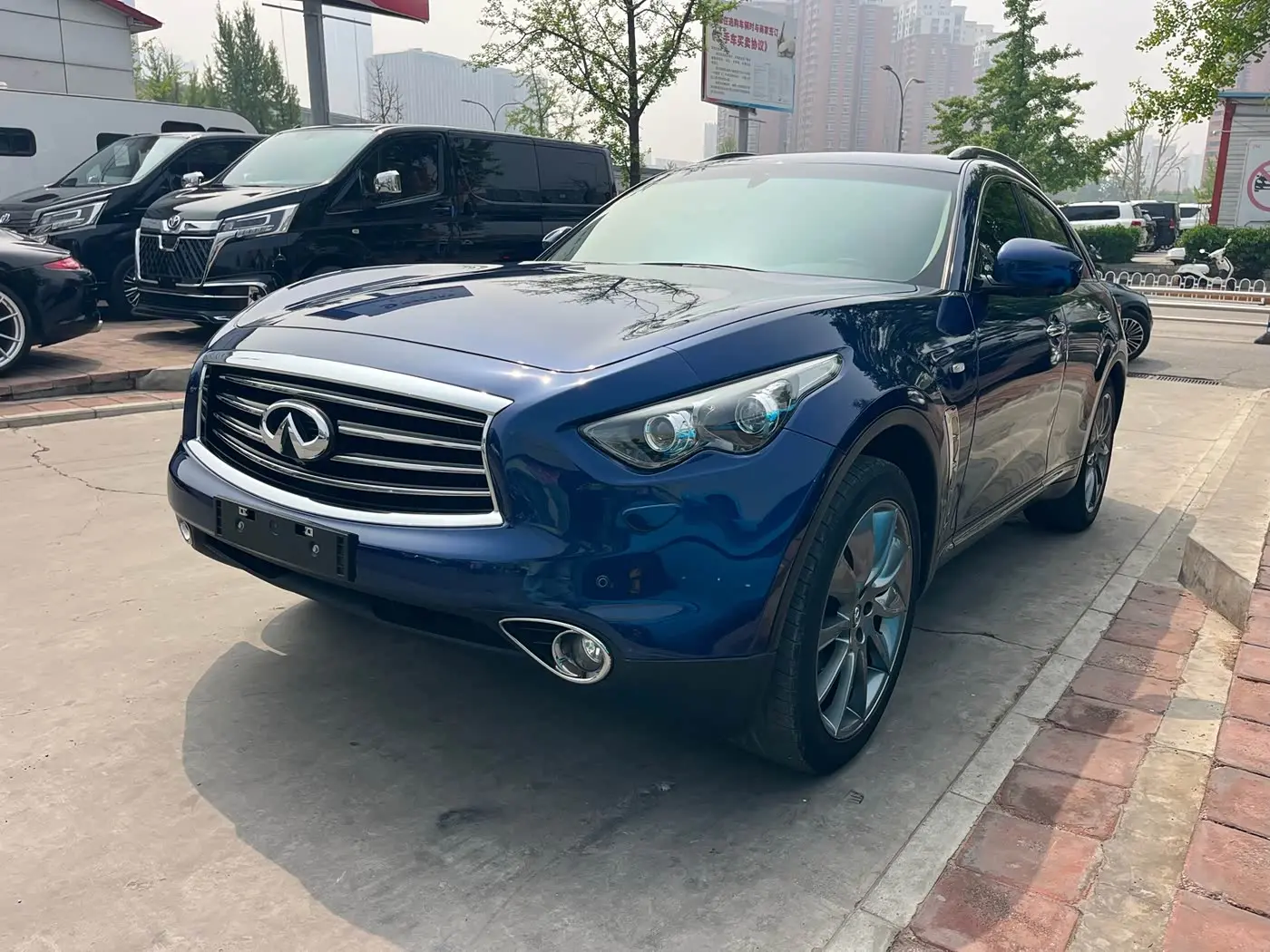 Infiniti FX 2013 — Photo 1/12