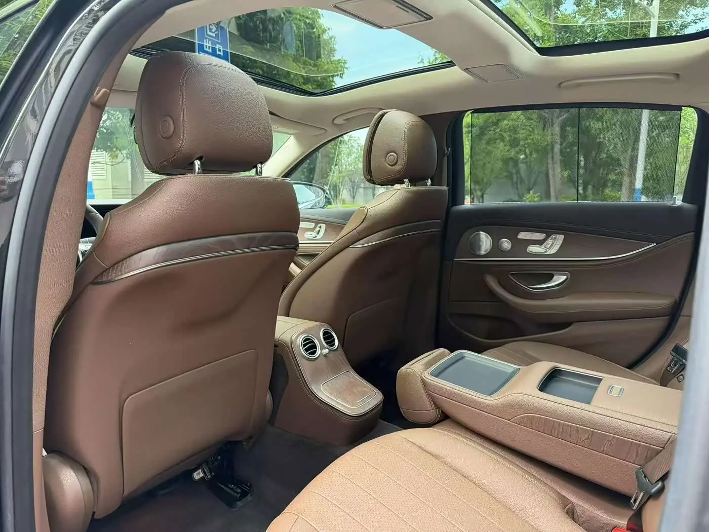 Mercedes-Benz E-Class 2021 — Photo 6/9