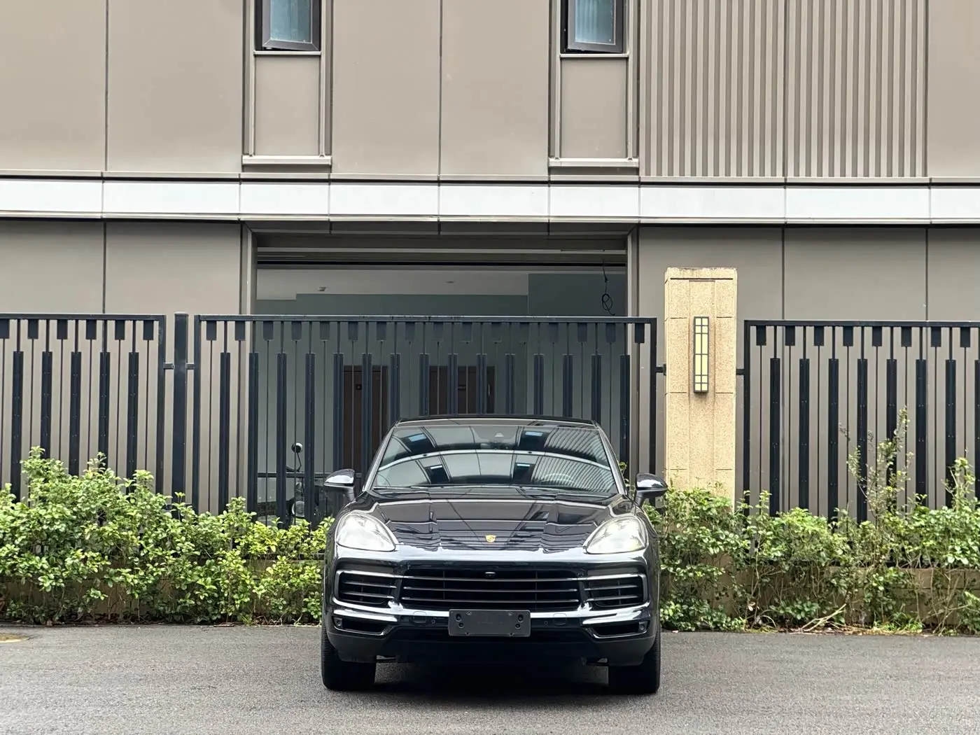 Porsche Cayenne 2022 — Photo 2/17