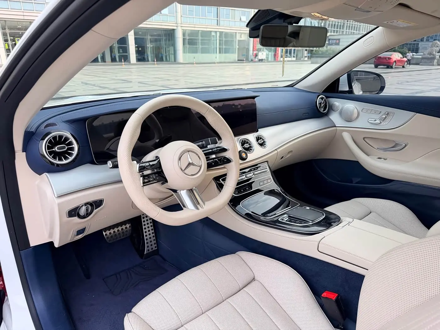 Mercedes-Benz E-Class 2023 — Photo 11/17