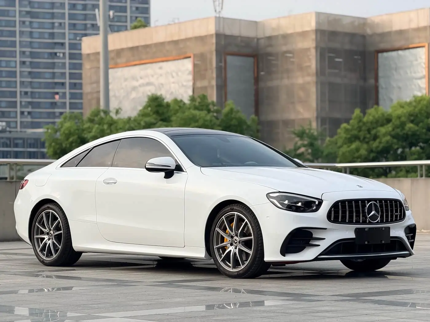Mercedes-Benz E-Class 2023 — Photo 8/17