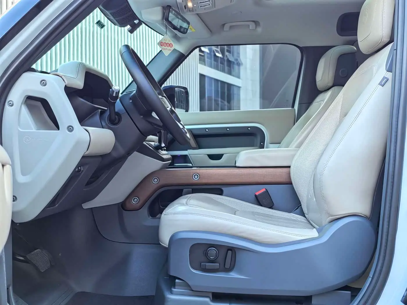 Land Rover Defender 2022 — Photo 6/19