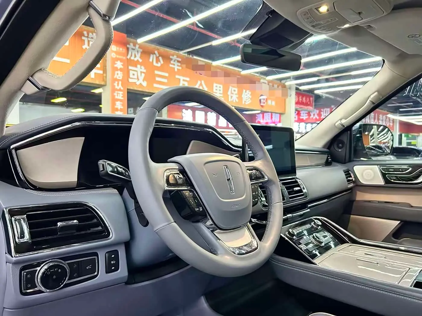 Lincoln Navigator 2018 — Şəkil 9/19