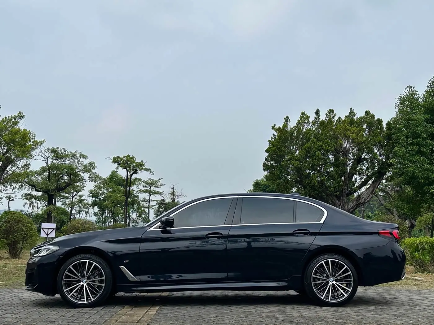 BMW 5 Series 2023 — Фото 19/20