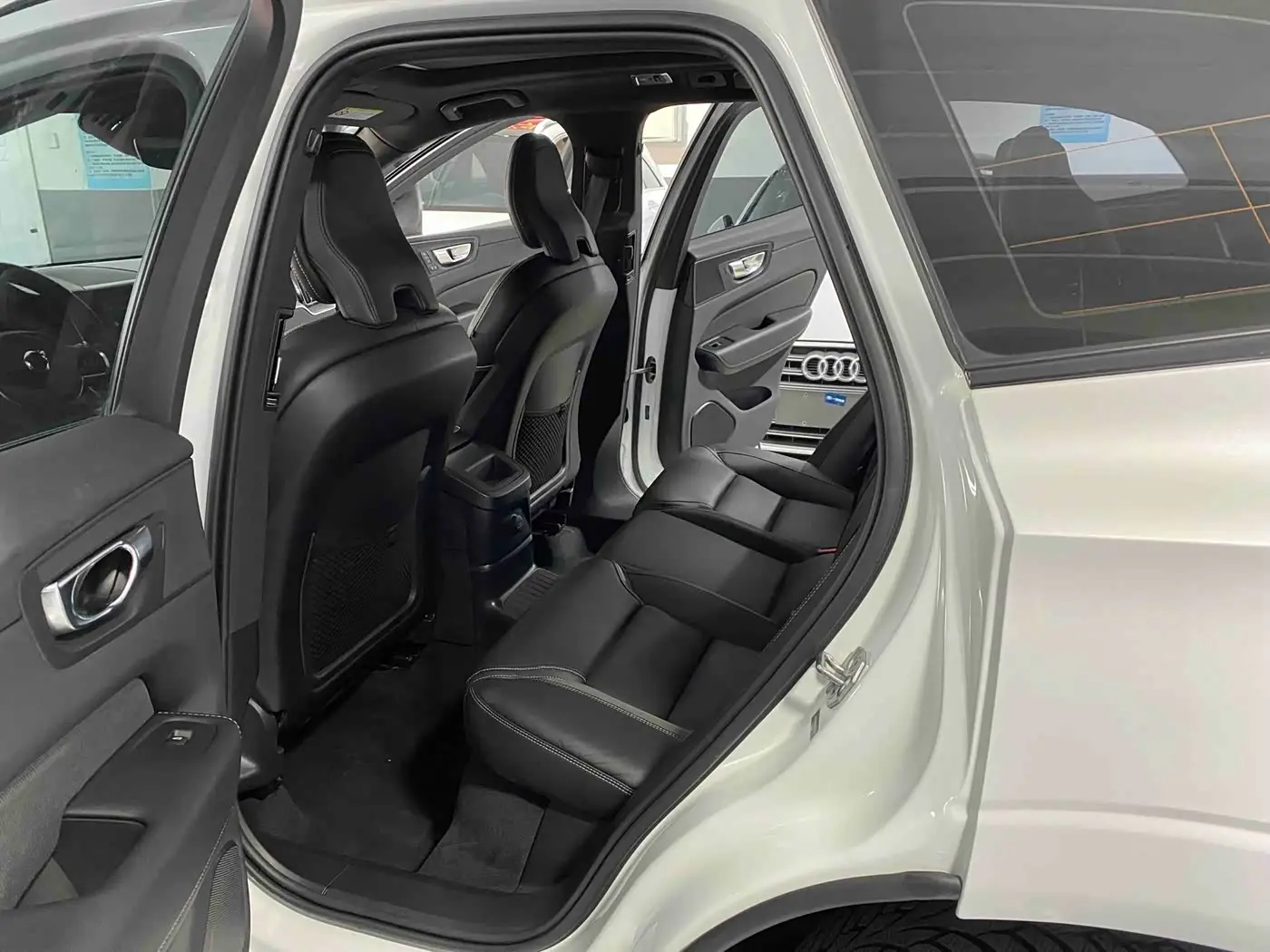 Volvo XC60 Plug-in Hybrid 2021 — Photo 12/17