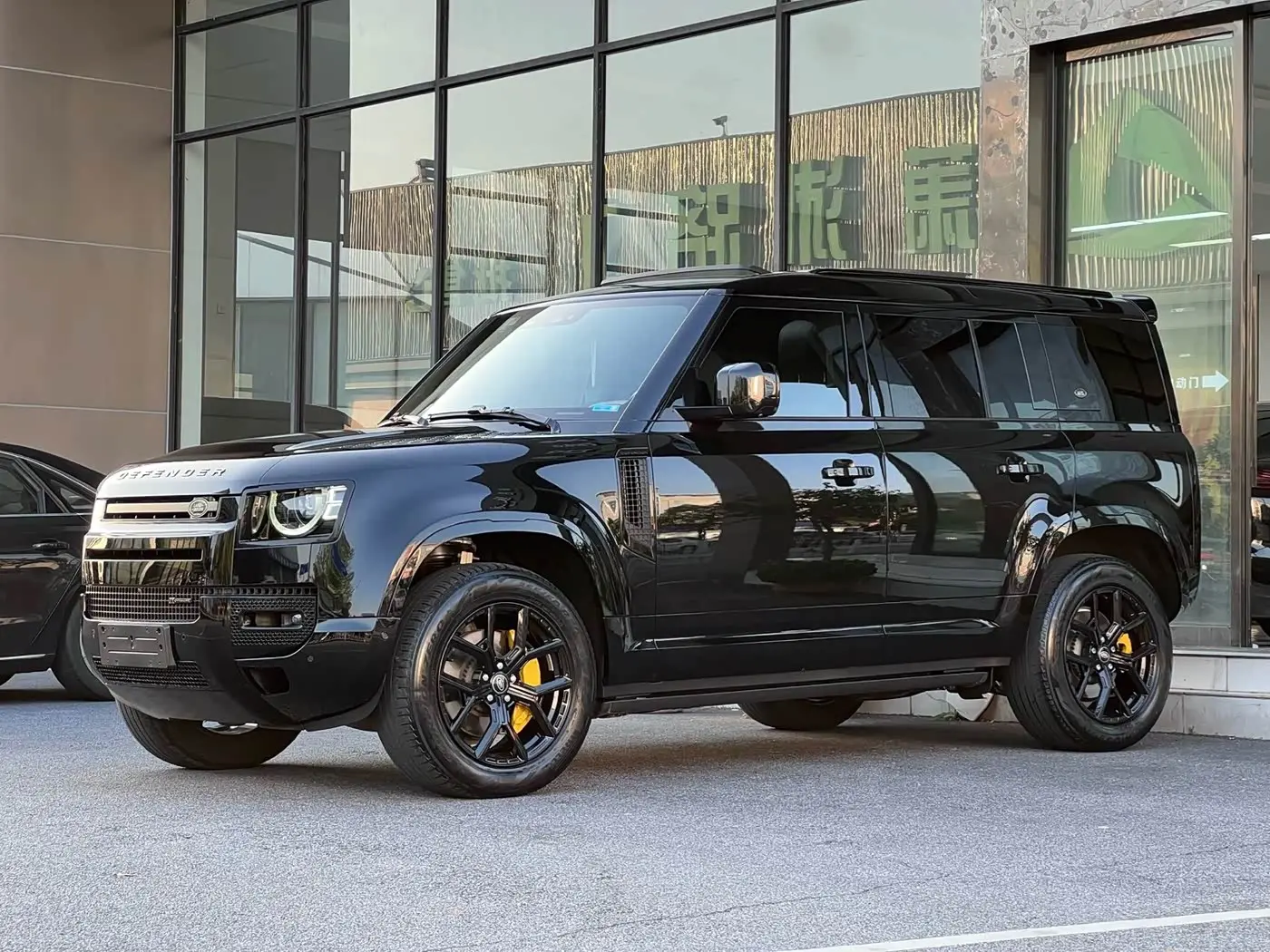 Land Rover Defender 2023 — Photo 1/9