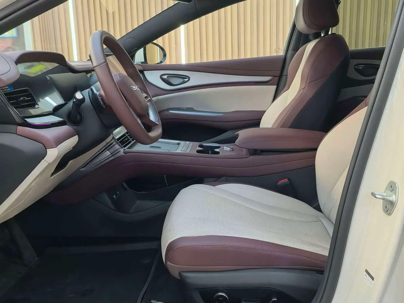 BYD Seal 07 DM-i 2025 — Фото 9/10