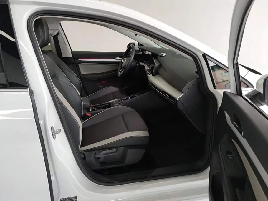 Volkswagen Golf 2022 — Photo 8/16