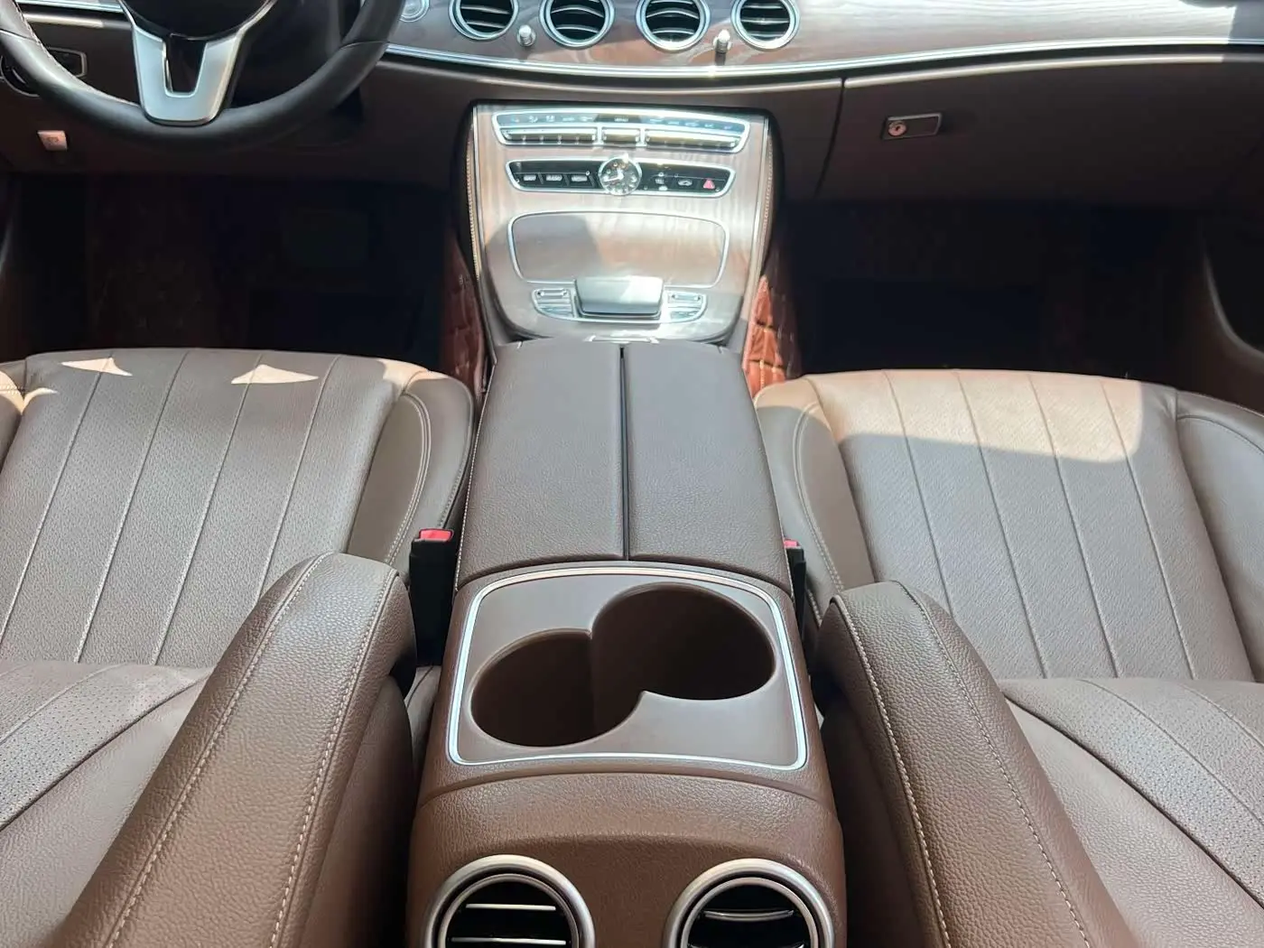 Mercedes-Benz E-Class 2021 — Photo 8/16