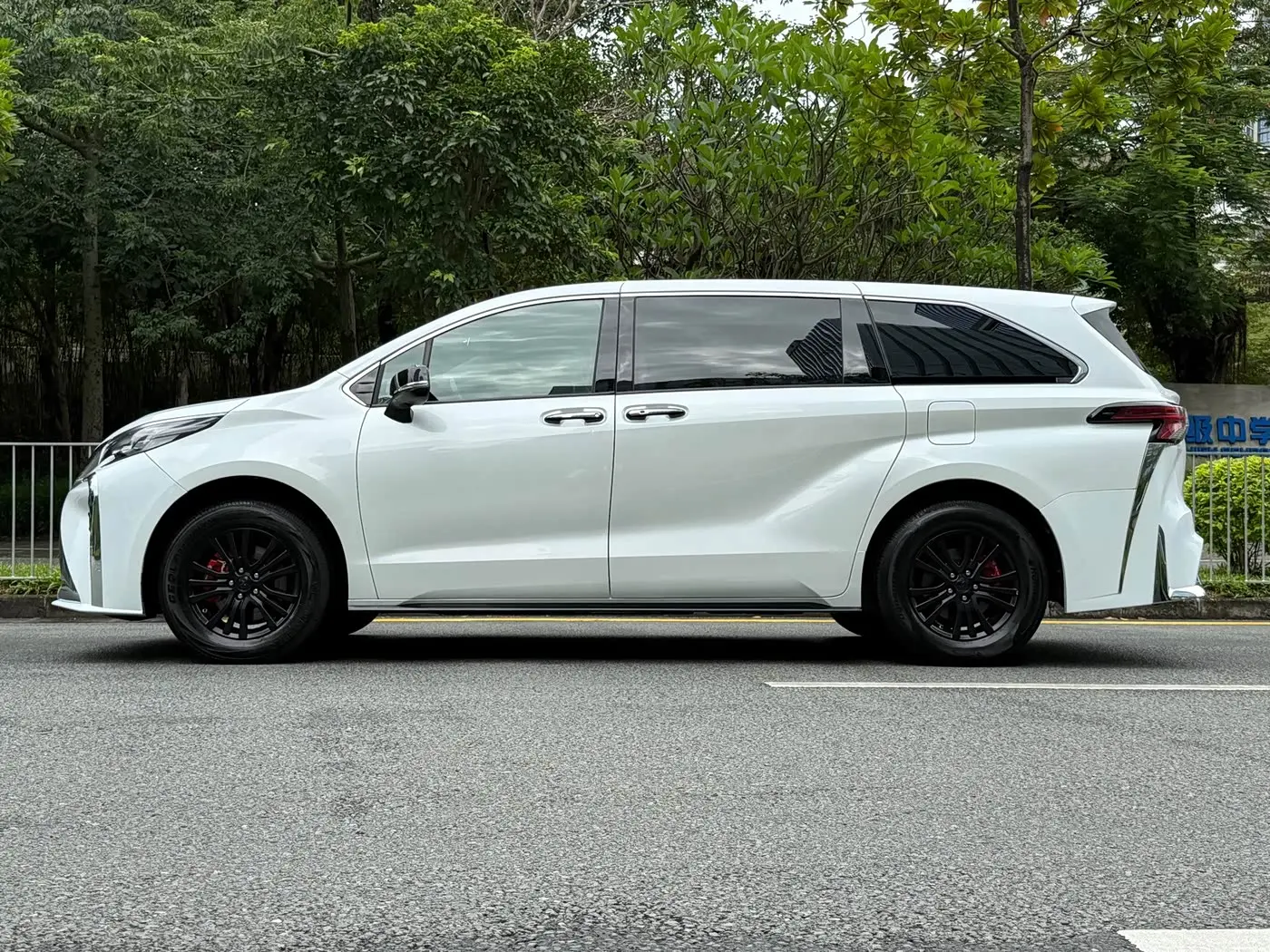 Toyota Sienna 2023 — Photo 4/20