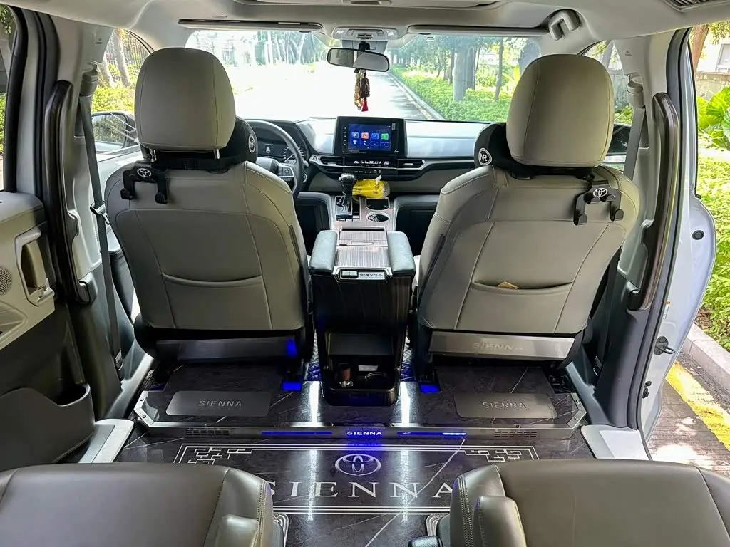 Toyota Sienna 2023 — Фото 10/10