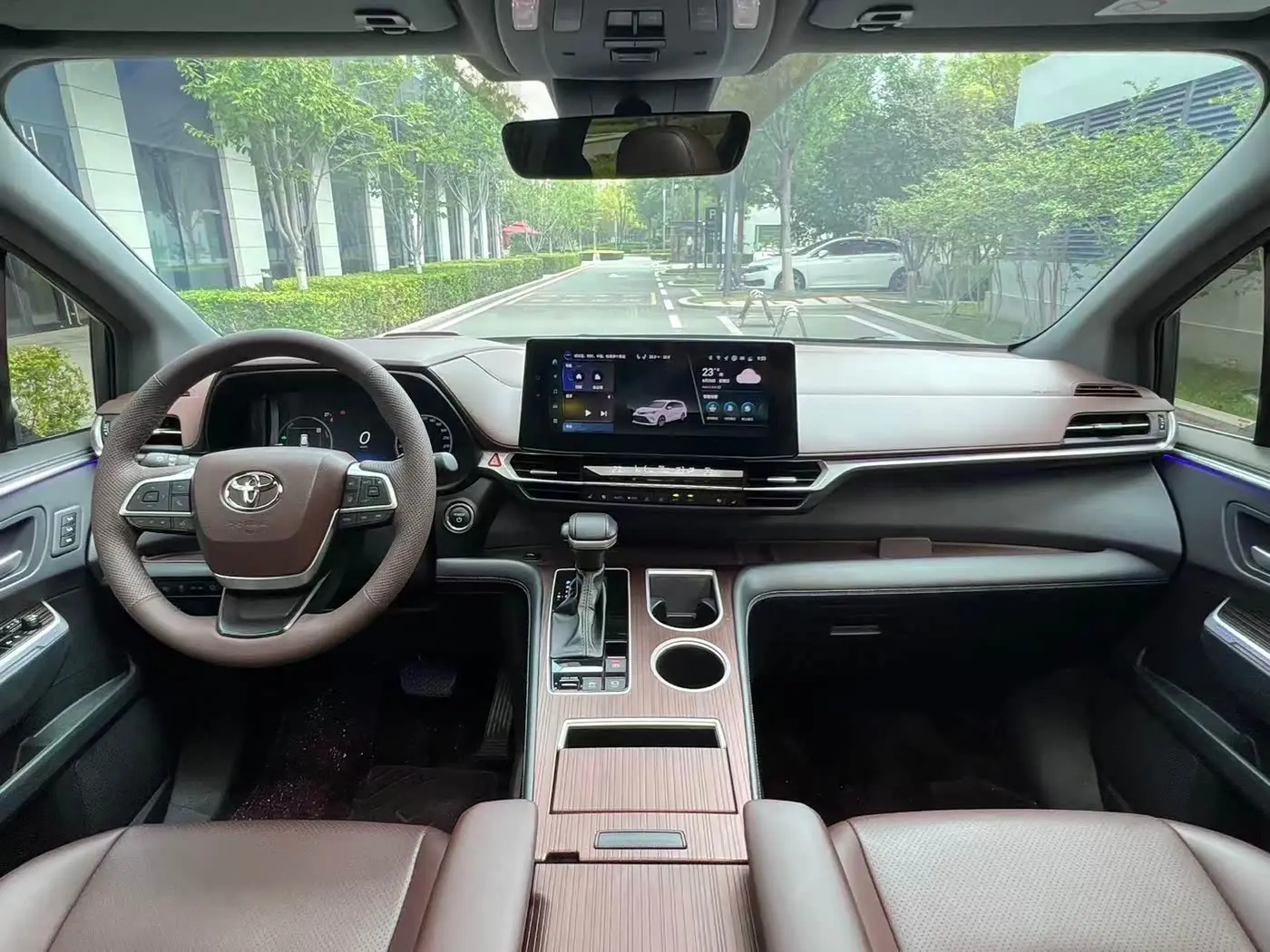 Toyota Granvia 2025 — Photo 14/20