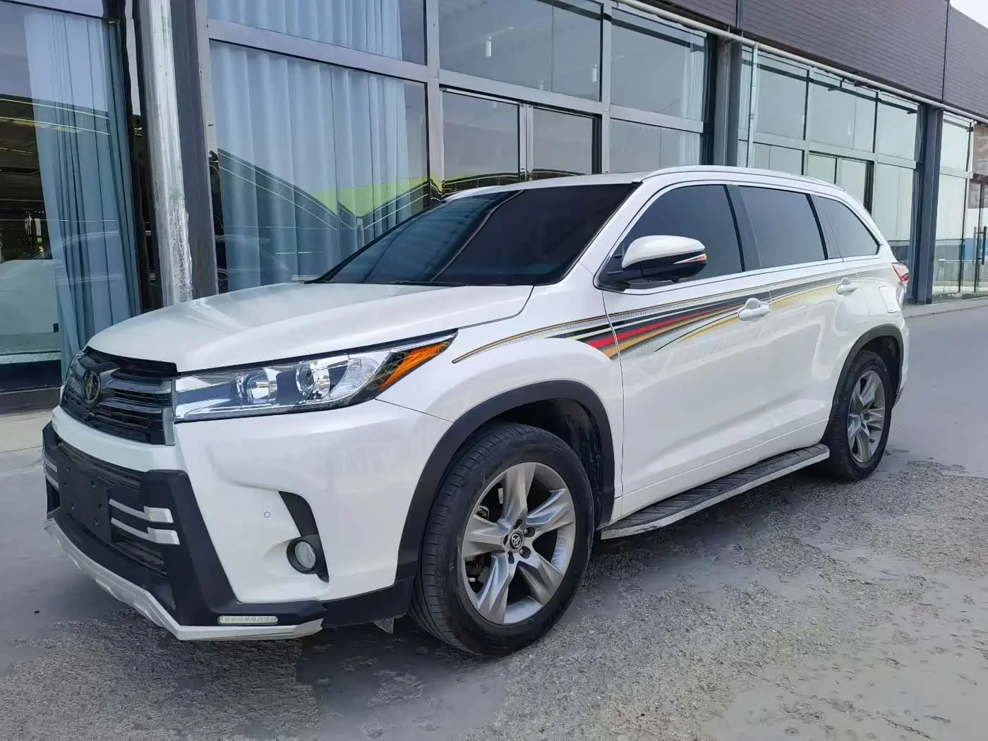 Toyota Highlander 2021 — Фото 1/10